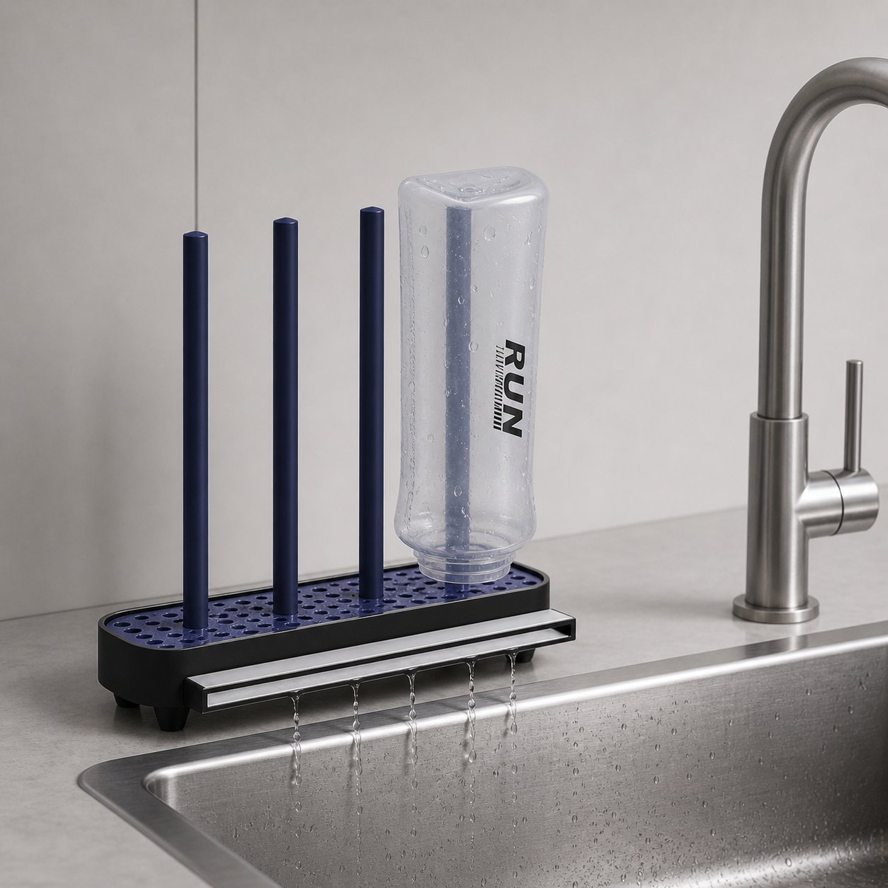 Escurridor grande ATI Design con una botella blanda secándose junto al fregadero